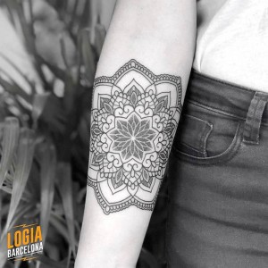 tatuaje-brazo-mandala-flor-ferran-torre-logia-barcelona 